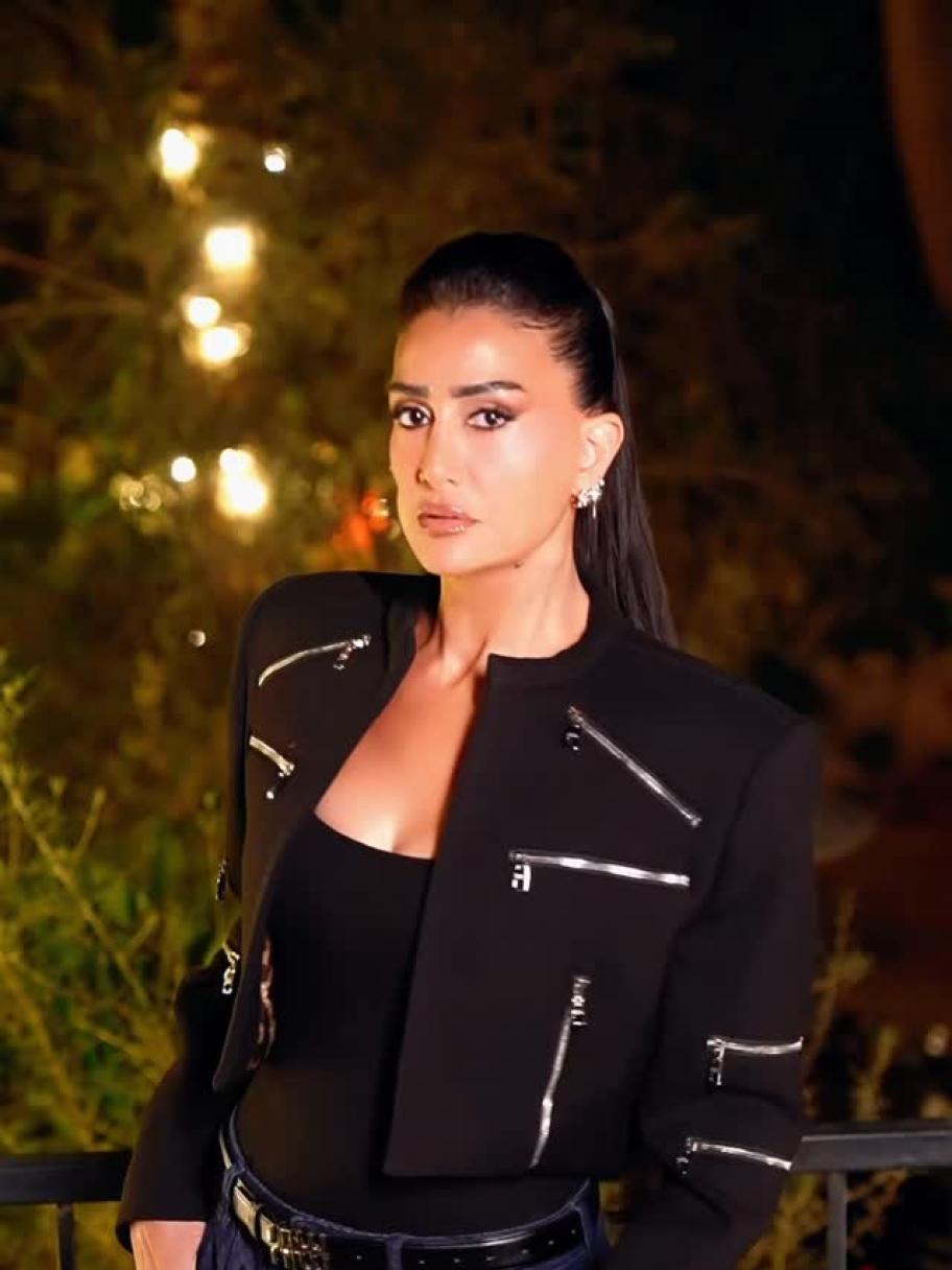 غادة عبد الرازق تعتمد موضة الـ Streetstyle بأسلوب منسق بدقة 