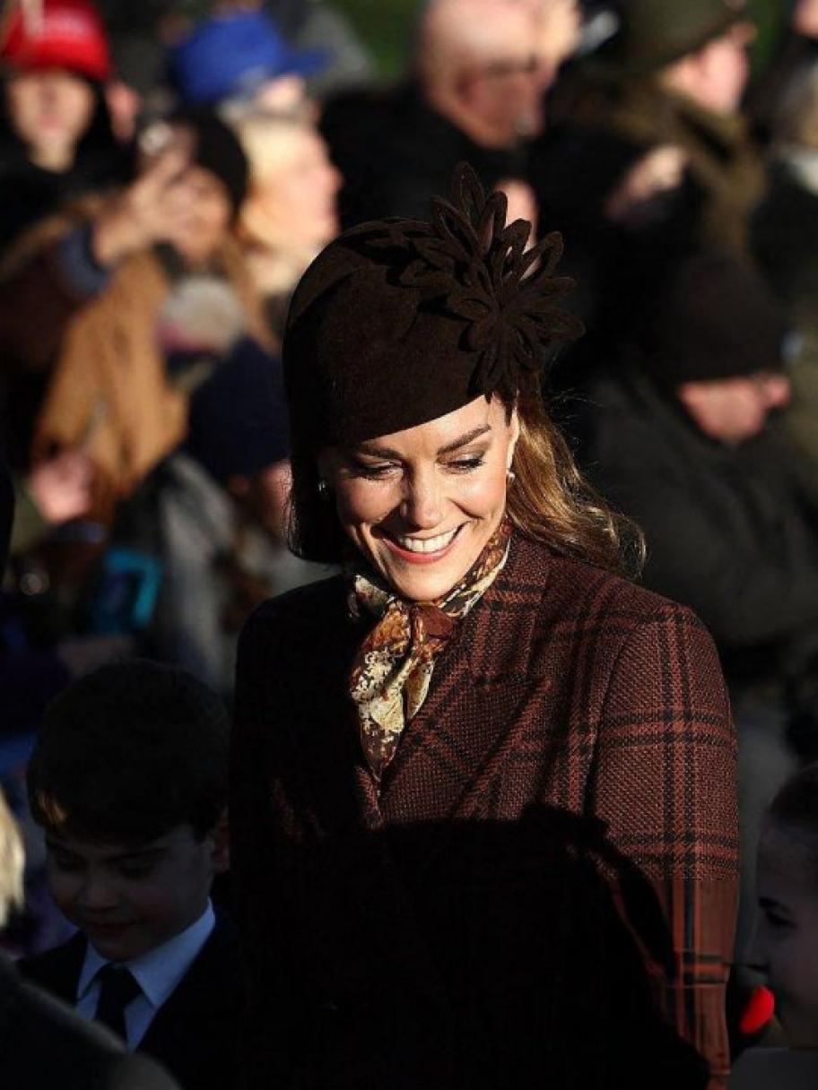 كيت ميدلتون تكسر تقاليد عيد الميلاد بمعطف بني بنقشة المربعات - الصورة من فيديو من انستغرام  Kate Middleton Styled