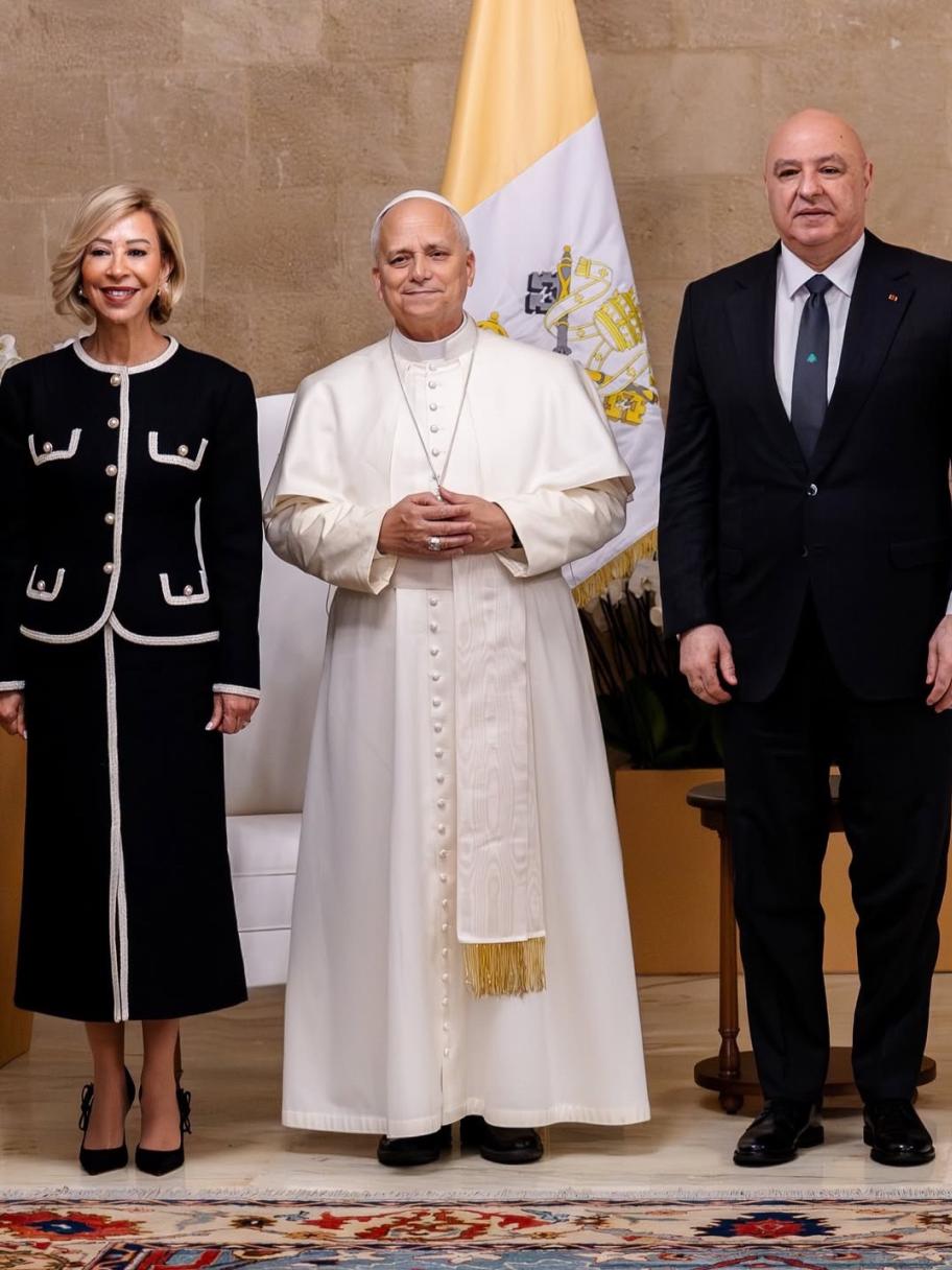 نعمت عون خلال زيارة البابا لاوون بطقم كلاسيكي من Glamoda