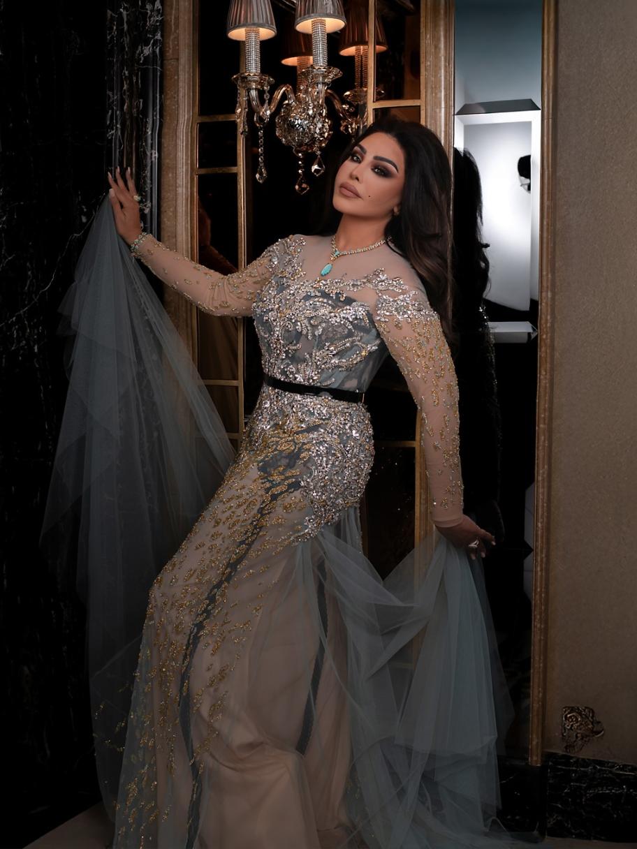 أحلام بفستان فخم مطرز بالذهب والفضة يدوية ومجوهرات من الذهب والتركواز