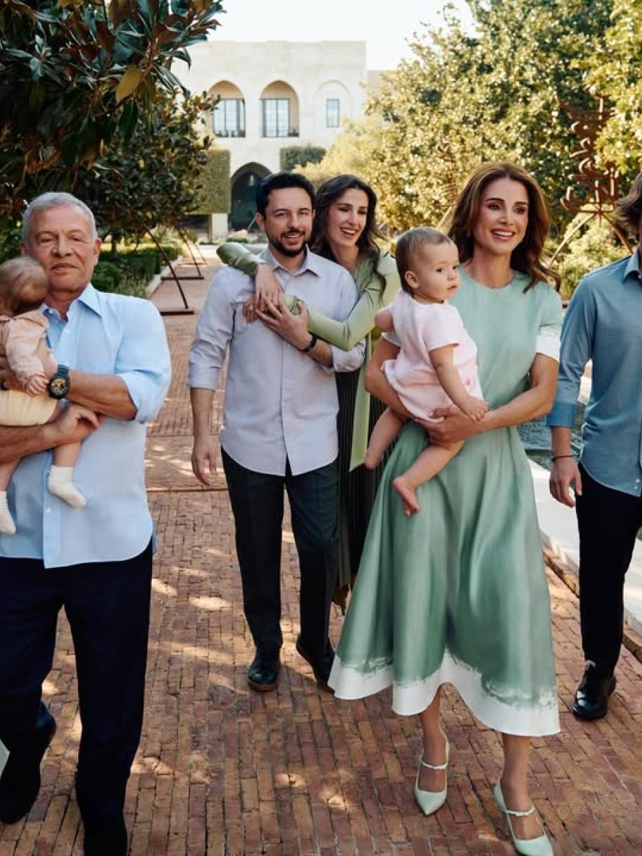 الملكة رانيا تنشر صورة عائلية بمناسبة الأعياد وتناغم الأناقة سيد الموقف