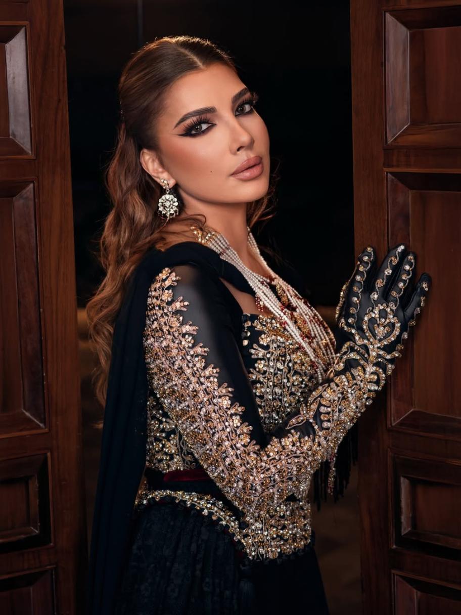 أصالة بفستان أسود بتطريزات ذهبية من توقيع مهرة للمصممة فرح البابطين - الصورة بعدسة محمد أحمد