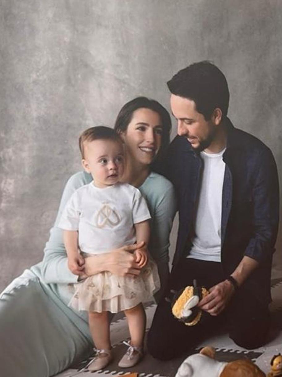 إطلالات عائلية هادئة للأمير الحسين والأميرة رجوة في صورة بطاقة التهنئة