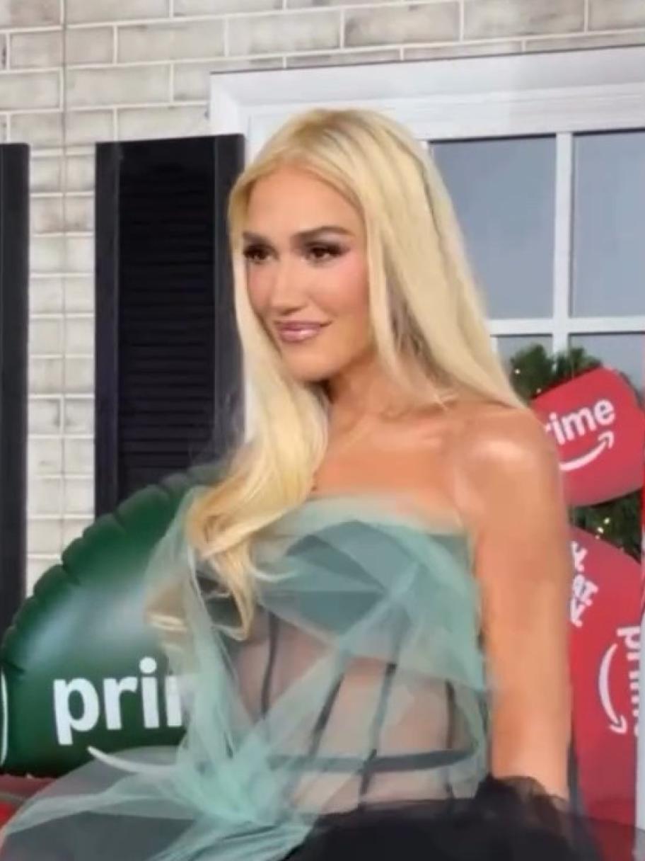 إطلالة غوين ستيفاني بتصميم من فيرا وانغ في عرض فيلم Oh. What. Fun. 