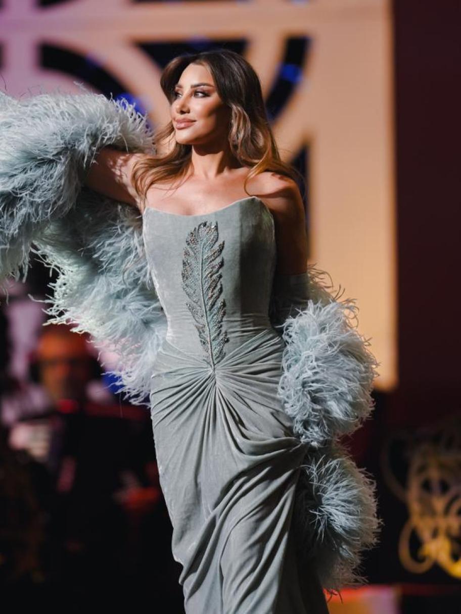 نجوى كرم في موسم الرياض بفستان مخملي من رامي قاضي