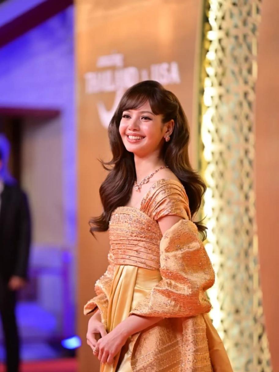 ليسا سفيرة تايلاند بإطلالة ذهبية لافتة مع الكاب 