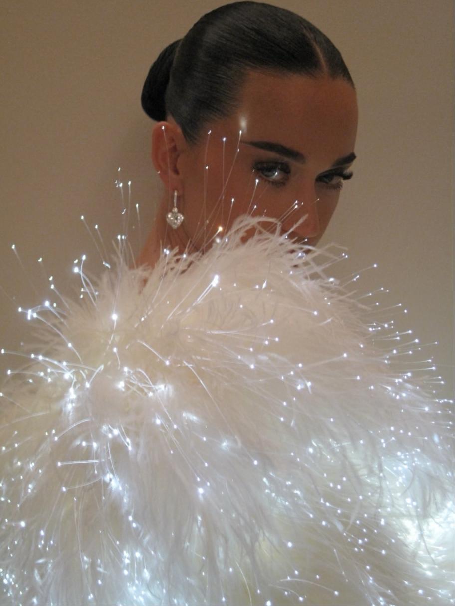 تفاصيل إطلالة كيتي بيري بمعطف الريش المضيء في Joy Awards