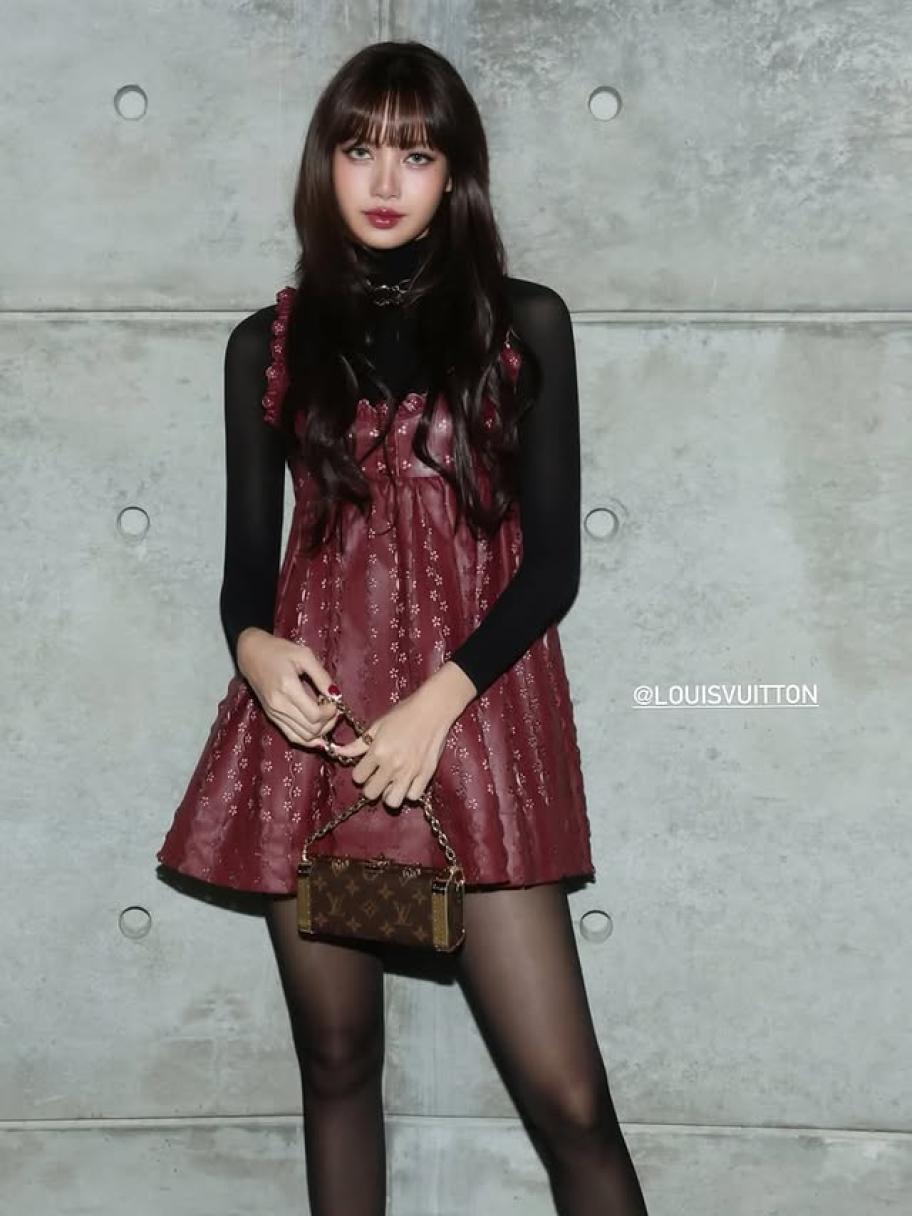 ليسا بفستان بورغندي من لويس فيتون بأسلوب التسعينات 