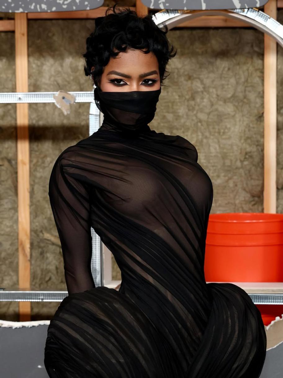 إطلالة كوتور منحوتة من Ashi Studio تختارها تيانا تايلور 