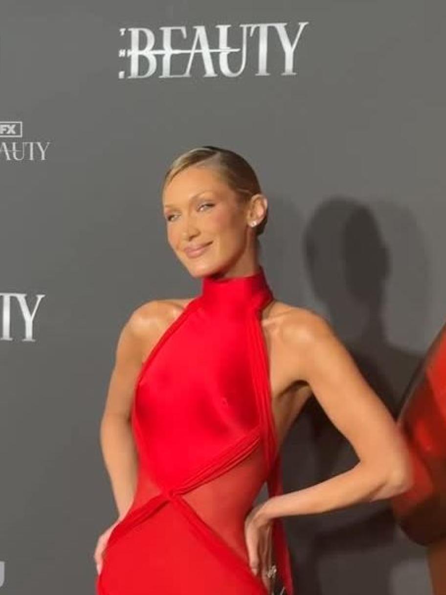 بيلا حديد بالأحمر من توقيع سكياباريللي في عرض The Beauty 