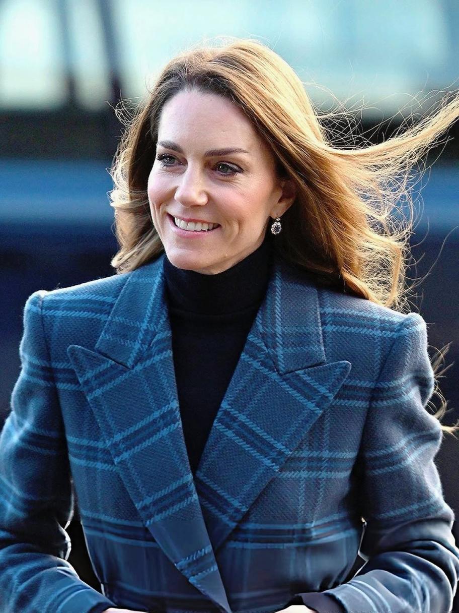 كيت ميدلتون تحتفي بالتراث الاسكتلندي بإطلالة تارتان زرقاء 
