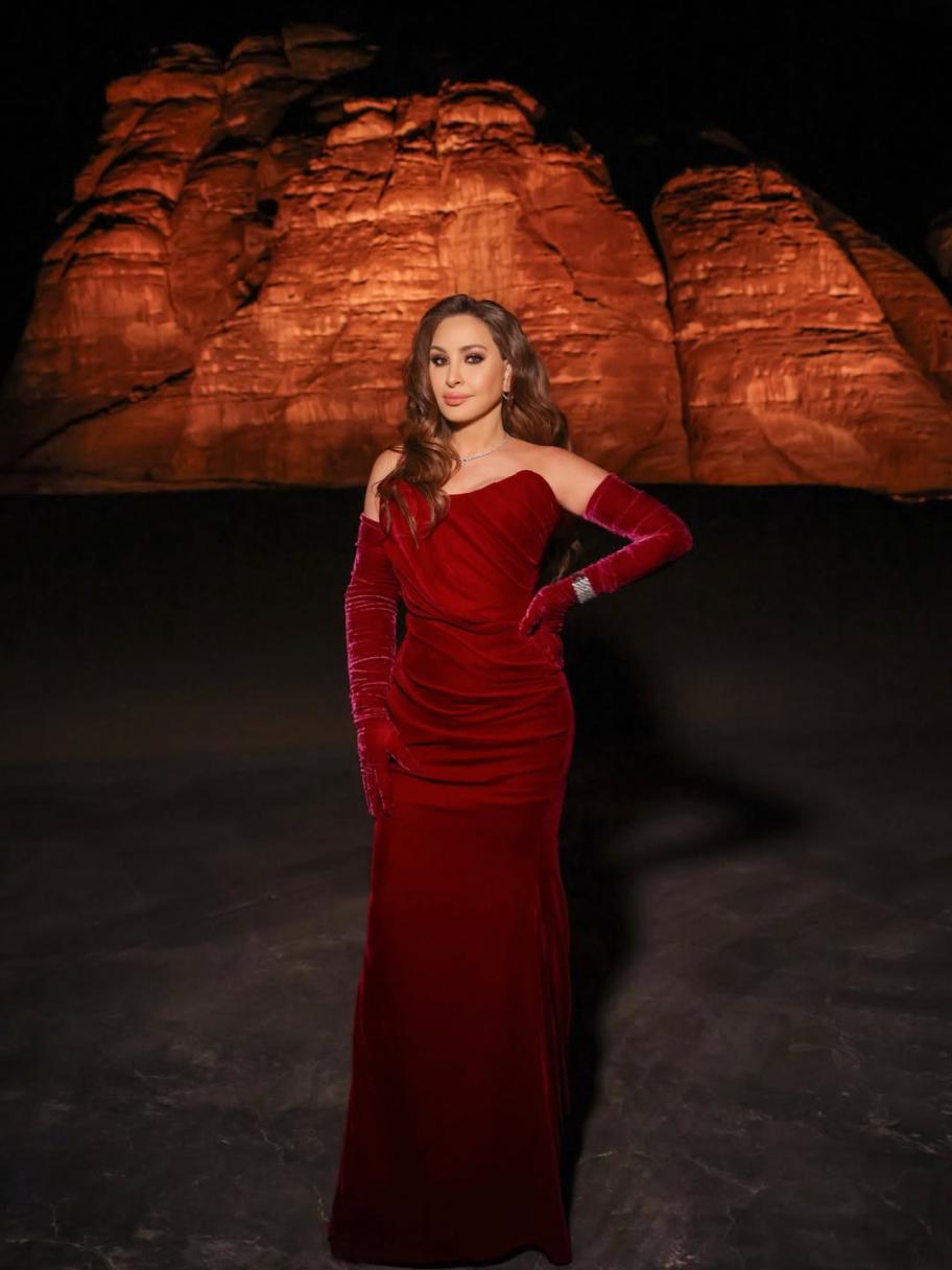 إطلالة إليسا بالمخمل الأحمر بتوقيع نيكولا جبران