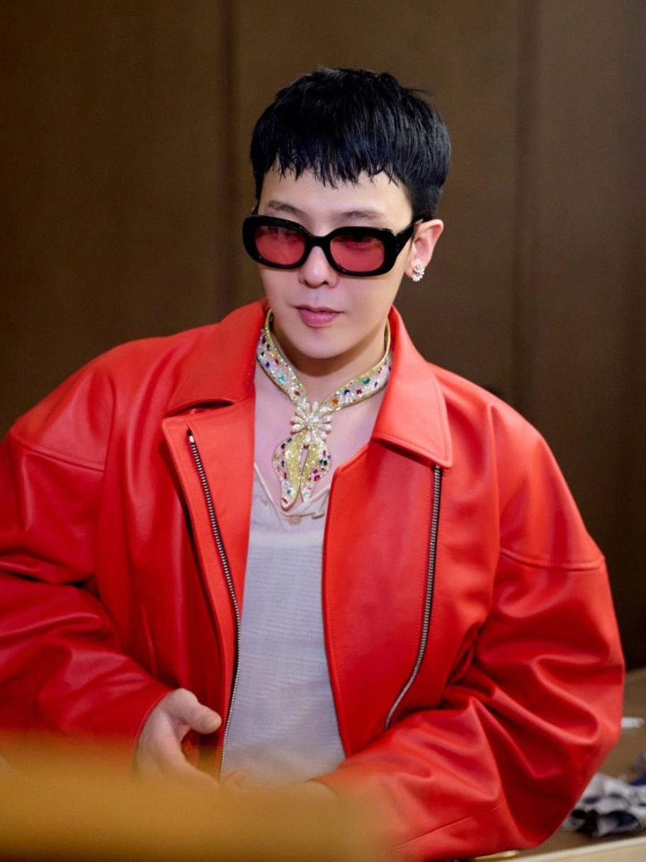 قطعة مجوهرات فريدة من Jacob & Co. ترافق G-DRAGON على المسرح - الصورة من انستغرام Jacob & Co.