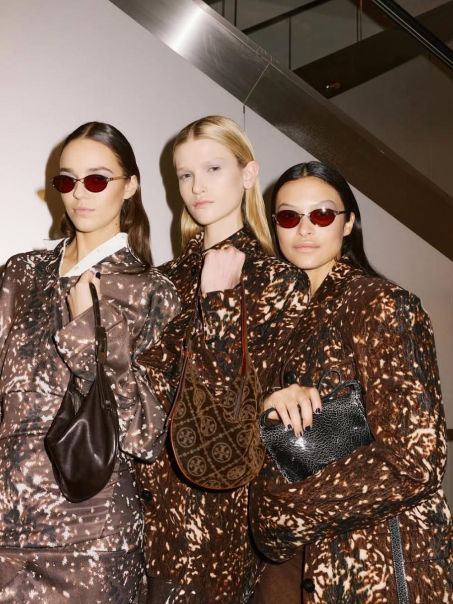 Bambi Core: نقشة الغزال تتصدر مشهد الأزياء لموسم شتاء 2026 - الصورة لعلامة توري بورش Tory Burch