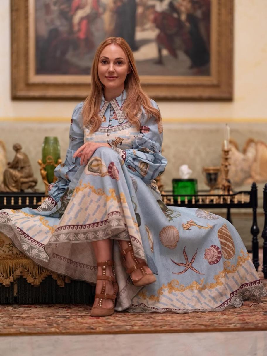 مريم أوزرلي بفستان Alemais ميدي مع تفاصيل فنية مرسومة - الصورة من انستغرام النجمة