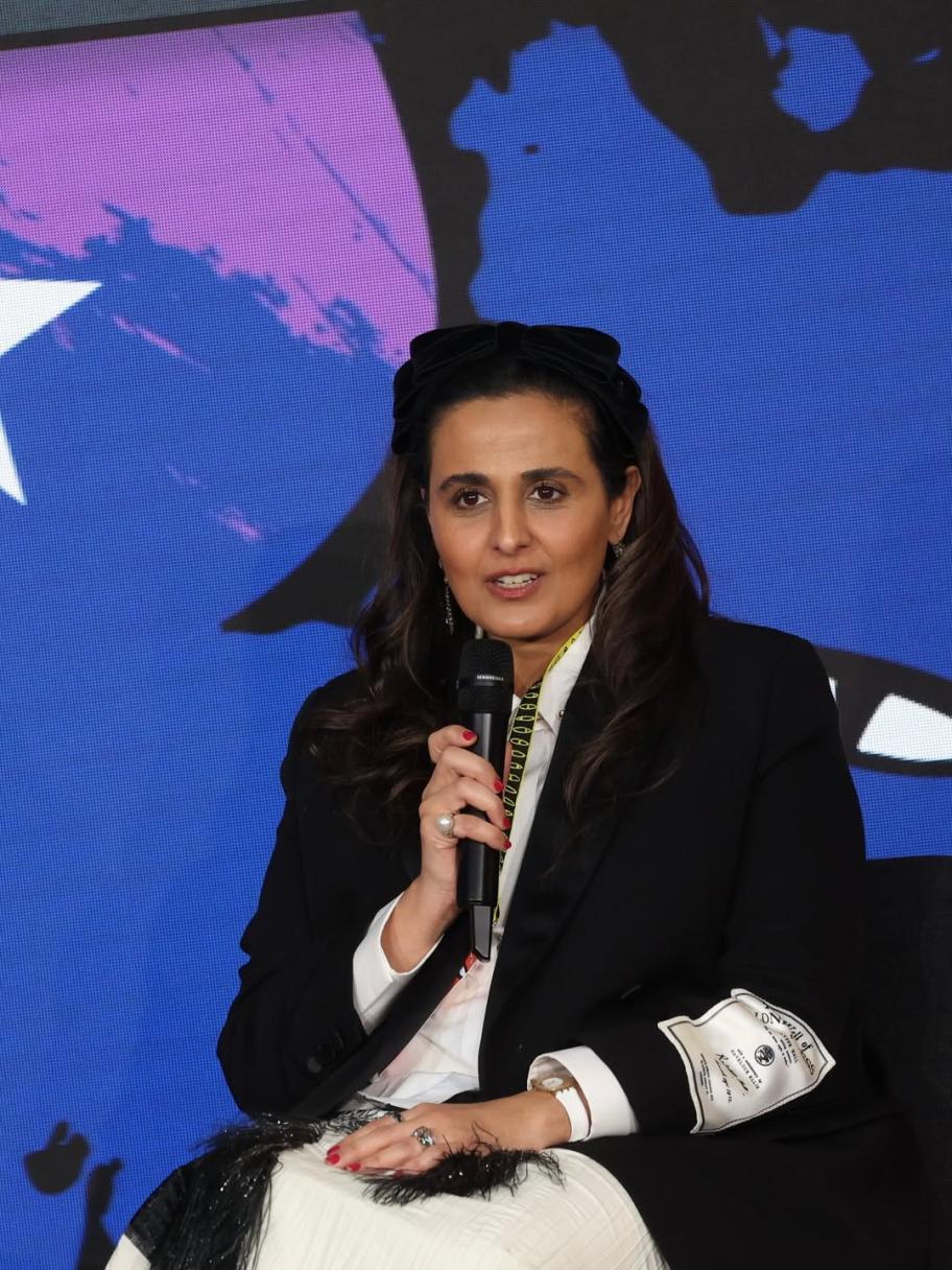 الشيخة المياسة بإطلالة عملية بالبليزر الأسود والوشاح