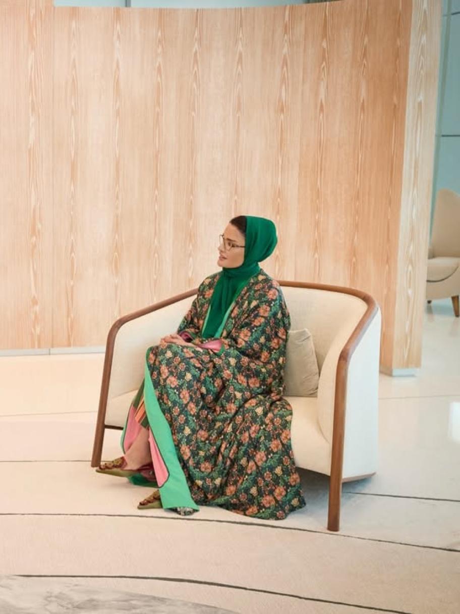 الشيخة موزا باطلالة حيوية بعباءة منقشة بالورود - الصورة من انستغرام الشيخة موزا