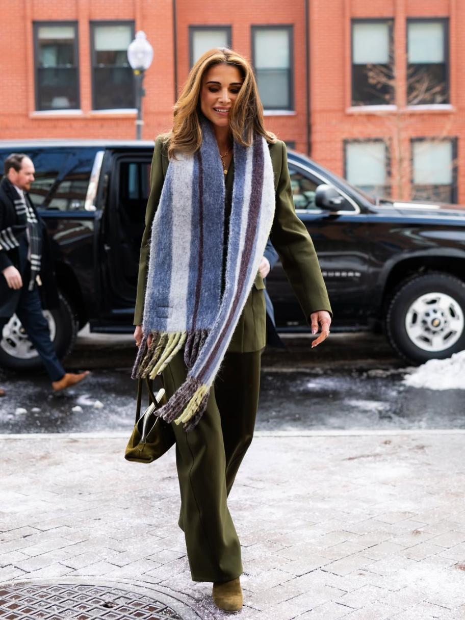 إطلالة شتوية راقية: الملكة رانيا تختار الطقم الزيتي - الصورة من انستغرام الملكة رانيا