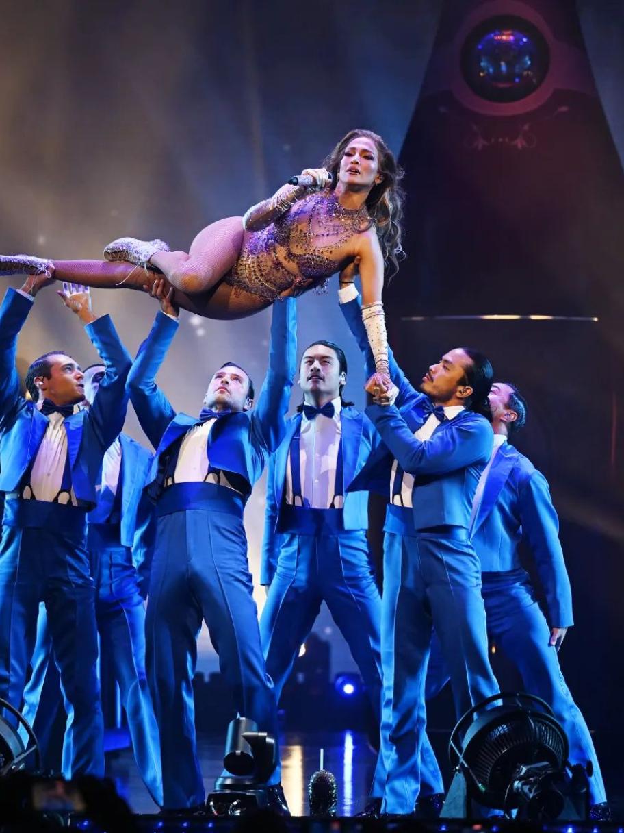 شربل زوي يصمّم إطلالة مسرحية تعكس قوة جنيفر لوبيز