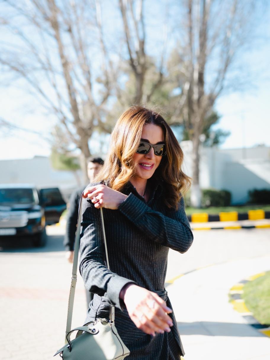 الملكة رانيا تختار فستان مقلم من ايزابيل ماران في السلط - الصورة ©️ Royal Hashemite Court