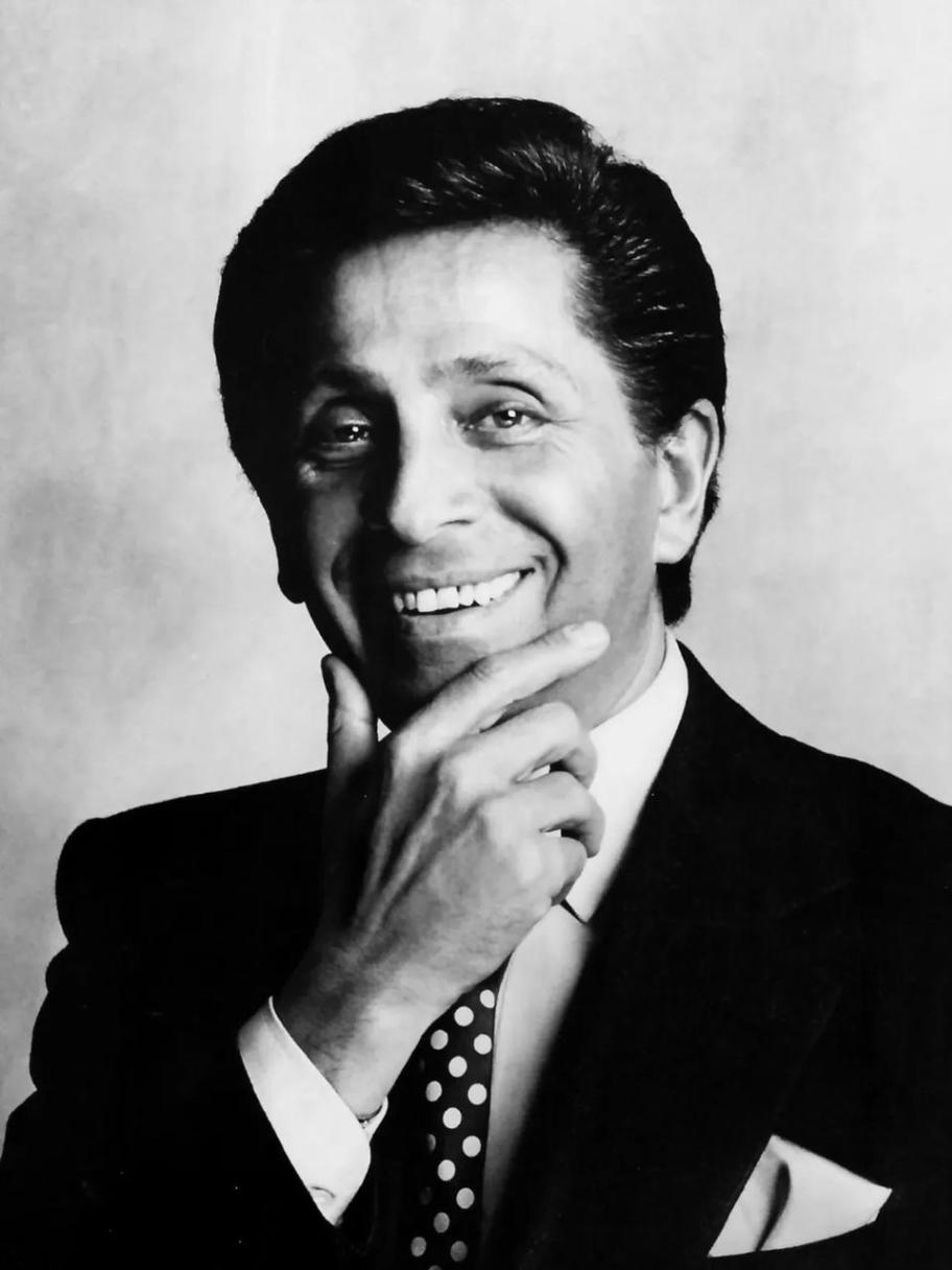 فالنتينو غارافاني يرسم Sketch - الصورة بعدسة Gianni Giansanti في عام 2000