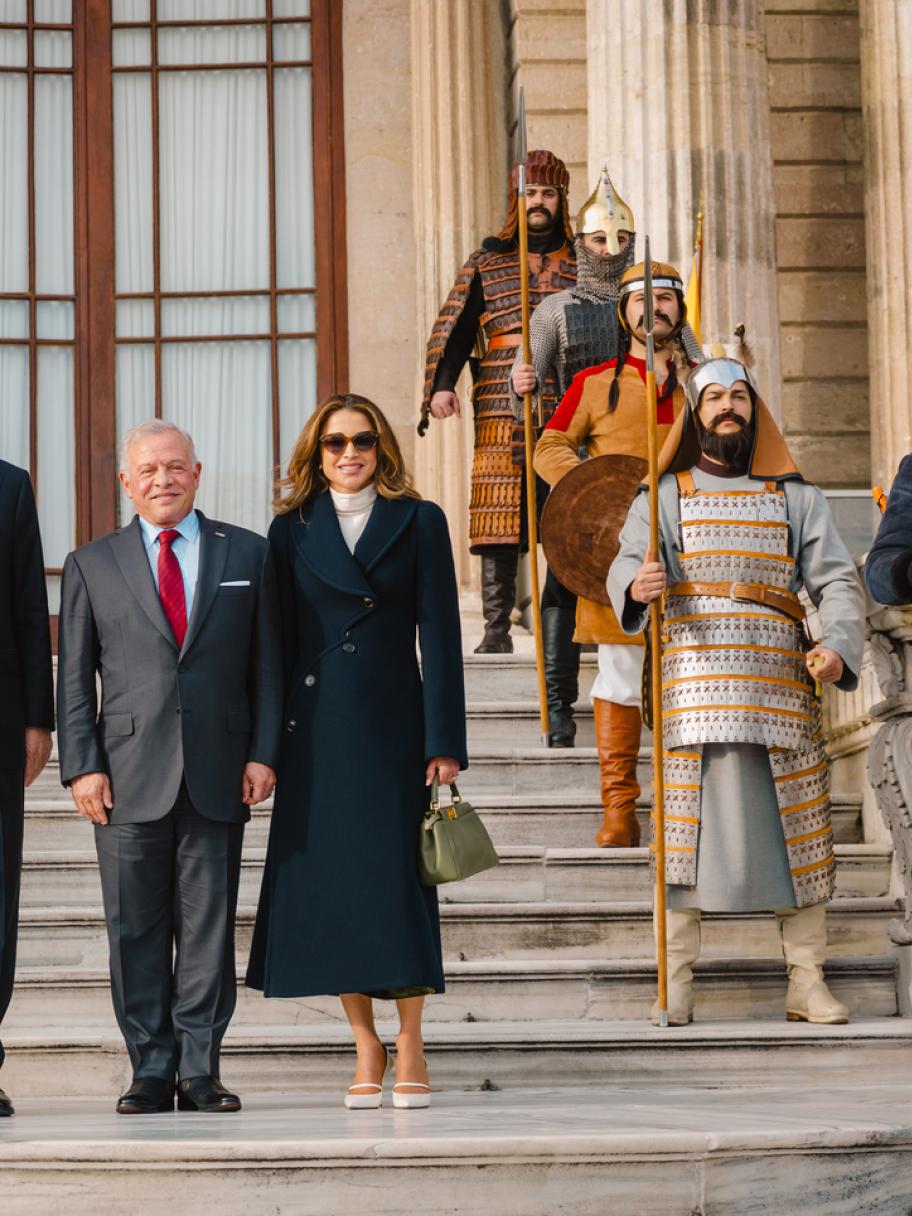 الملكة رانيا بمعطف كلاسيكي من علايا وتنورة مخملية في تركيا