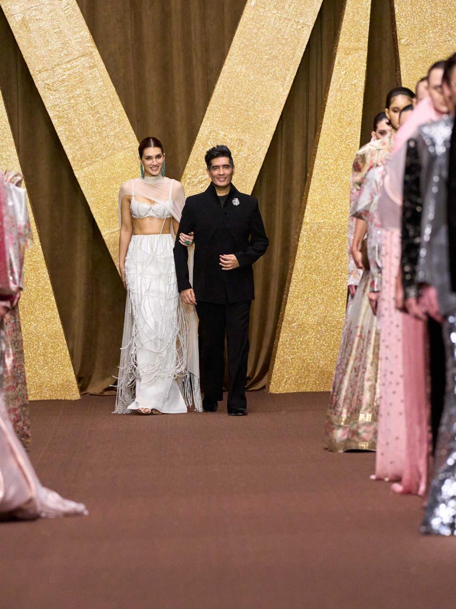 مانيش مالهوترا يحتفي بالهوية الهندية في أسبوع دبي للموضة