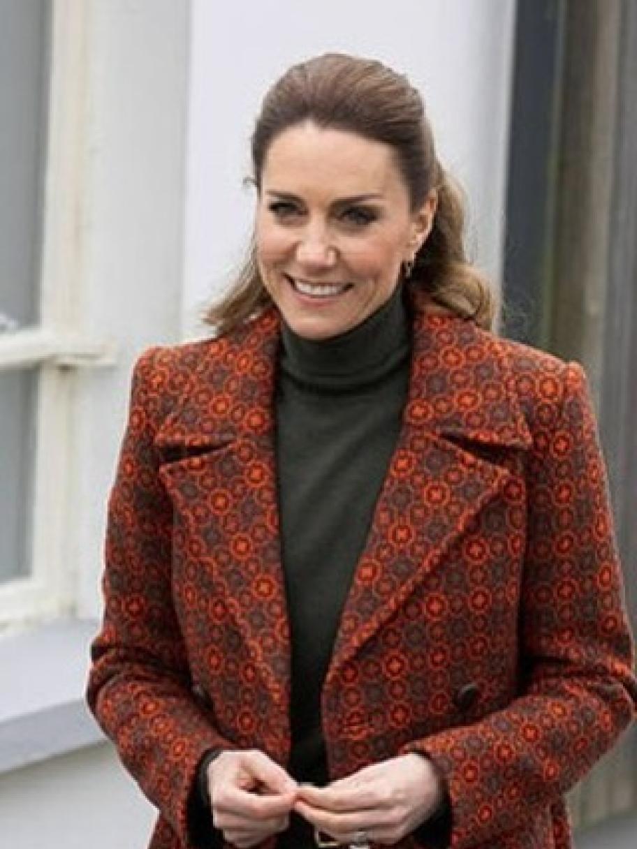  كيت ميدلتون بمعطف أحمر تاريخي تكريماً للحرف في Wales