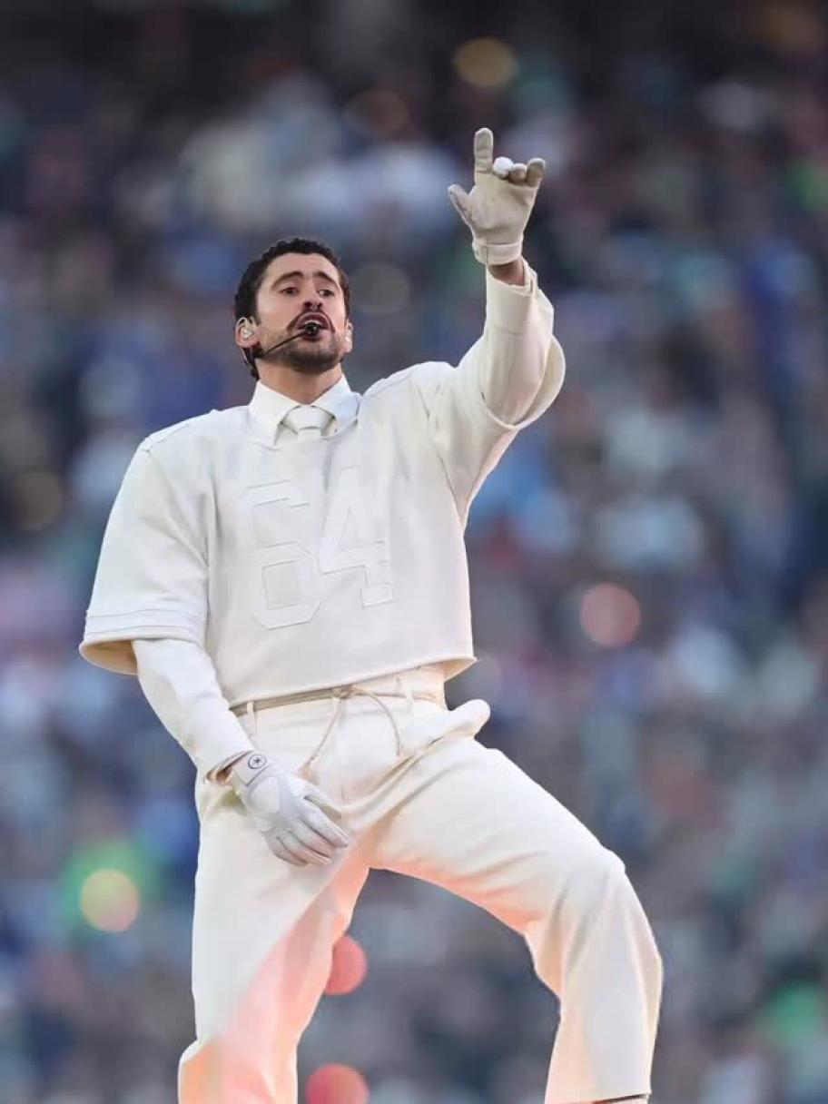 Bad Bunny بإطلالة أحادية اللون من Zara  وساعة أودمار بيغيه