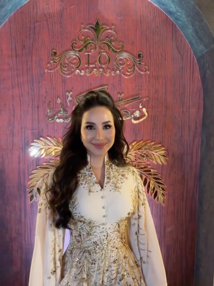 لجين عمران بقفطان أبيض مطرز بالذهبي في السحور الرمضاني 