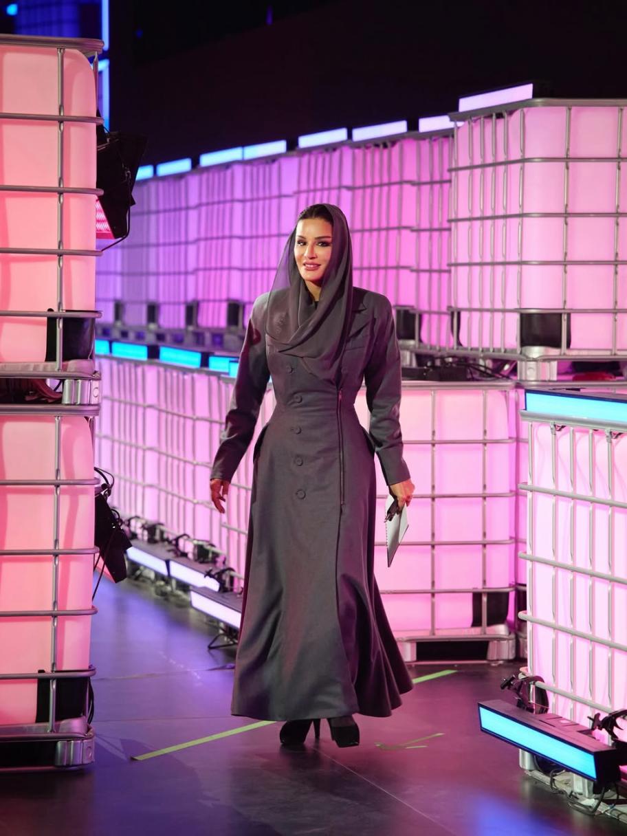 الشيخة موزا تعتمد عباءة بأسلوب المعطف في قمة الويب قطر