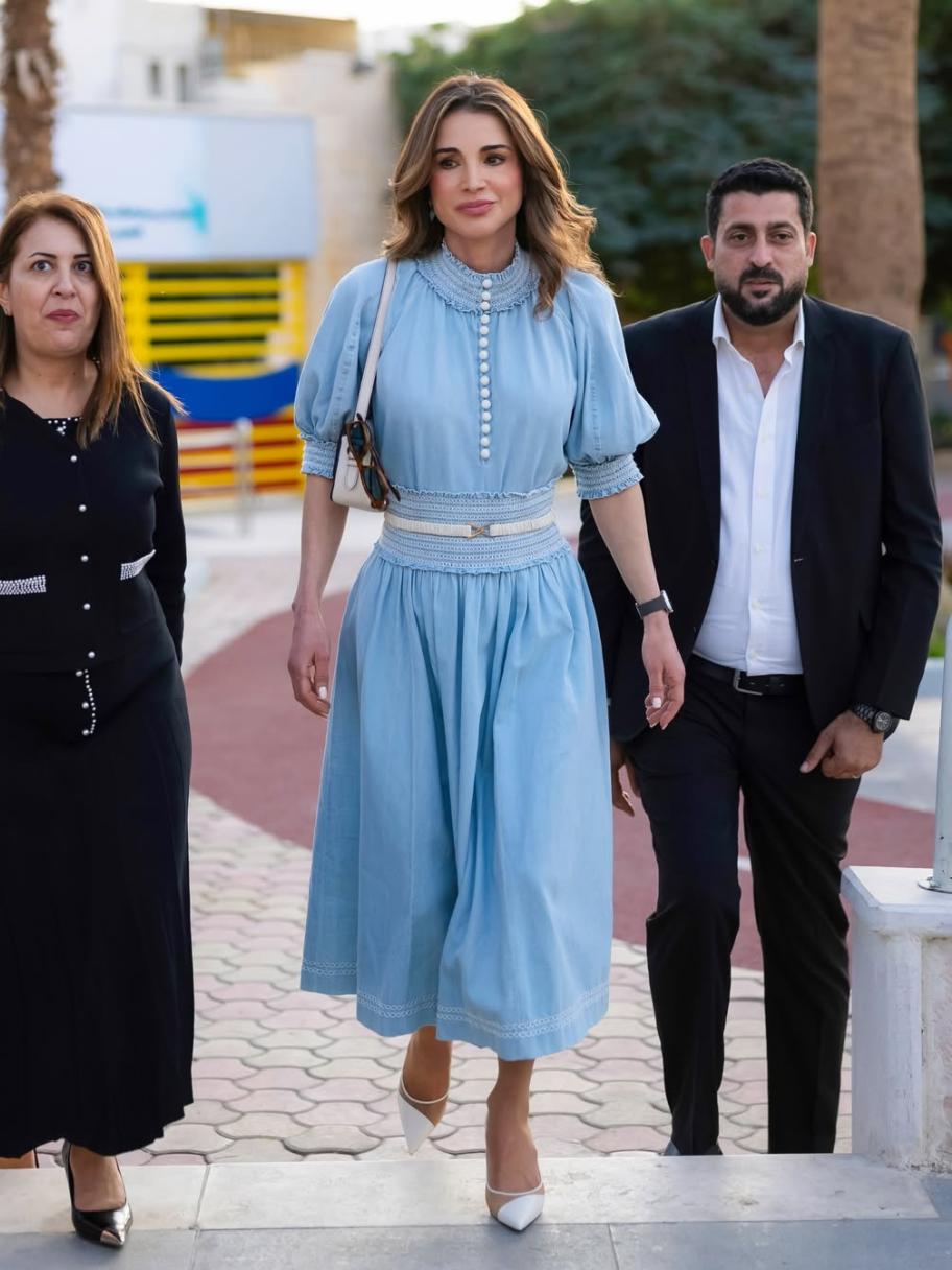 الملكة رانيا تختار الدنيم بتوقيع زيمرمان في العقبة 