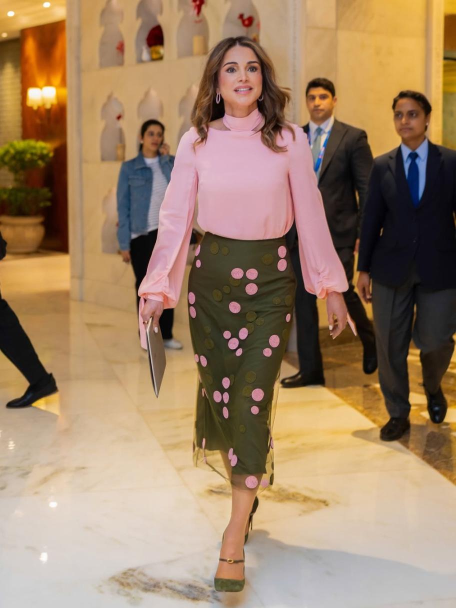 أناقة الملكة رانيا في الهند: توب زهري وتنورة بولكا دوتس - الصورة من انستغرام الملكة رانيا 