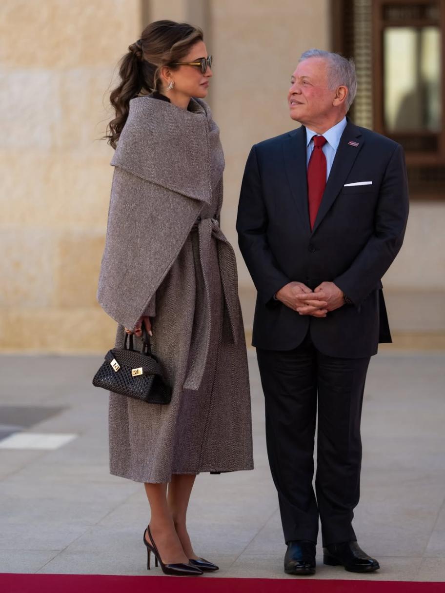 صيحة المعطف الـ Wrapped تبرز في إطلالة الملكة رانيا الرسمية