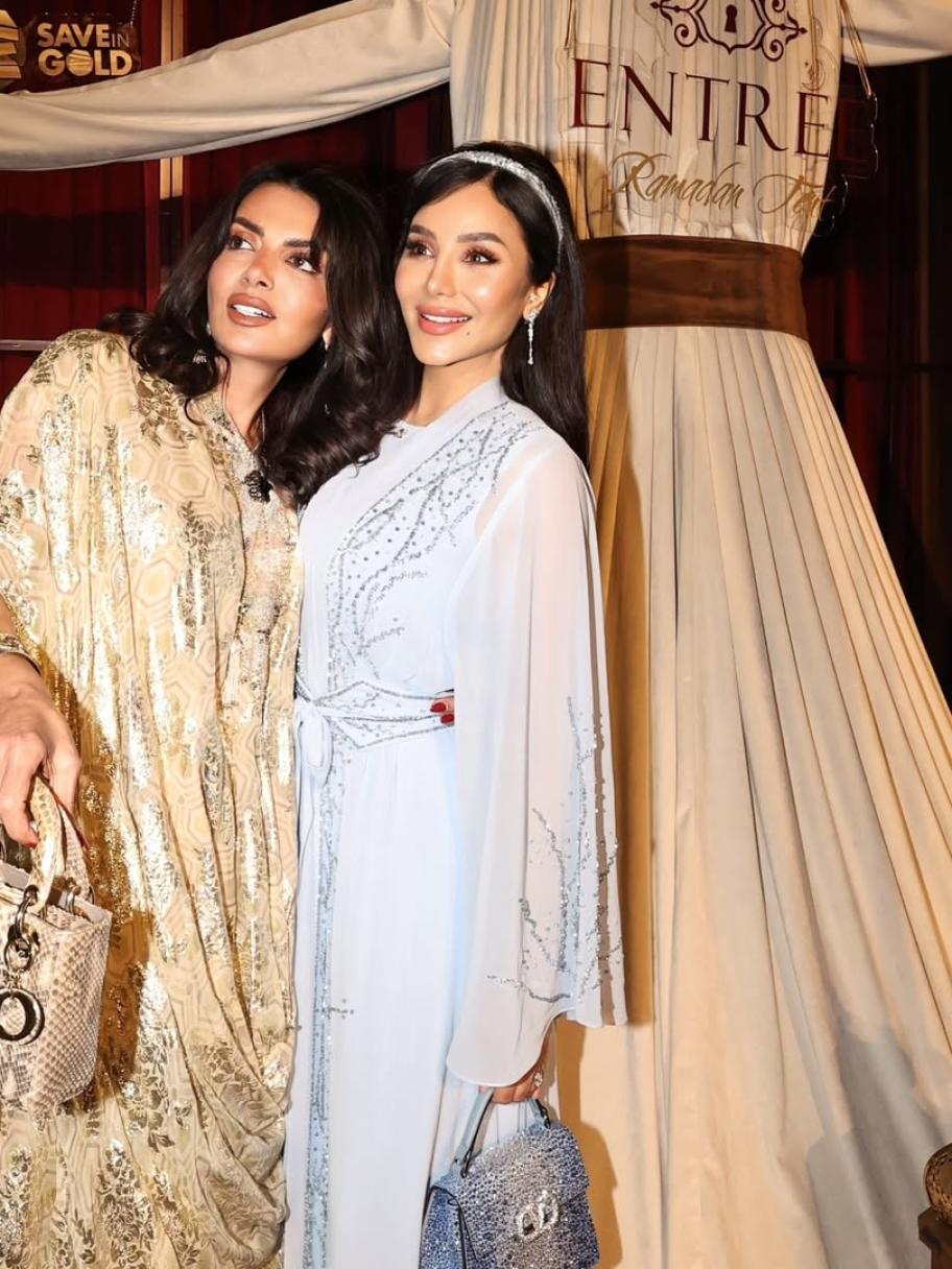 إطلالة لجين عمران الرمضانية بين الأزرق والتطريز الناعم