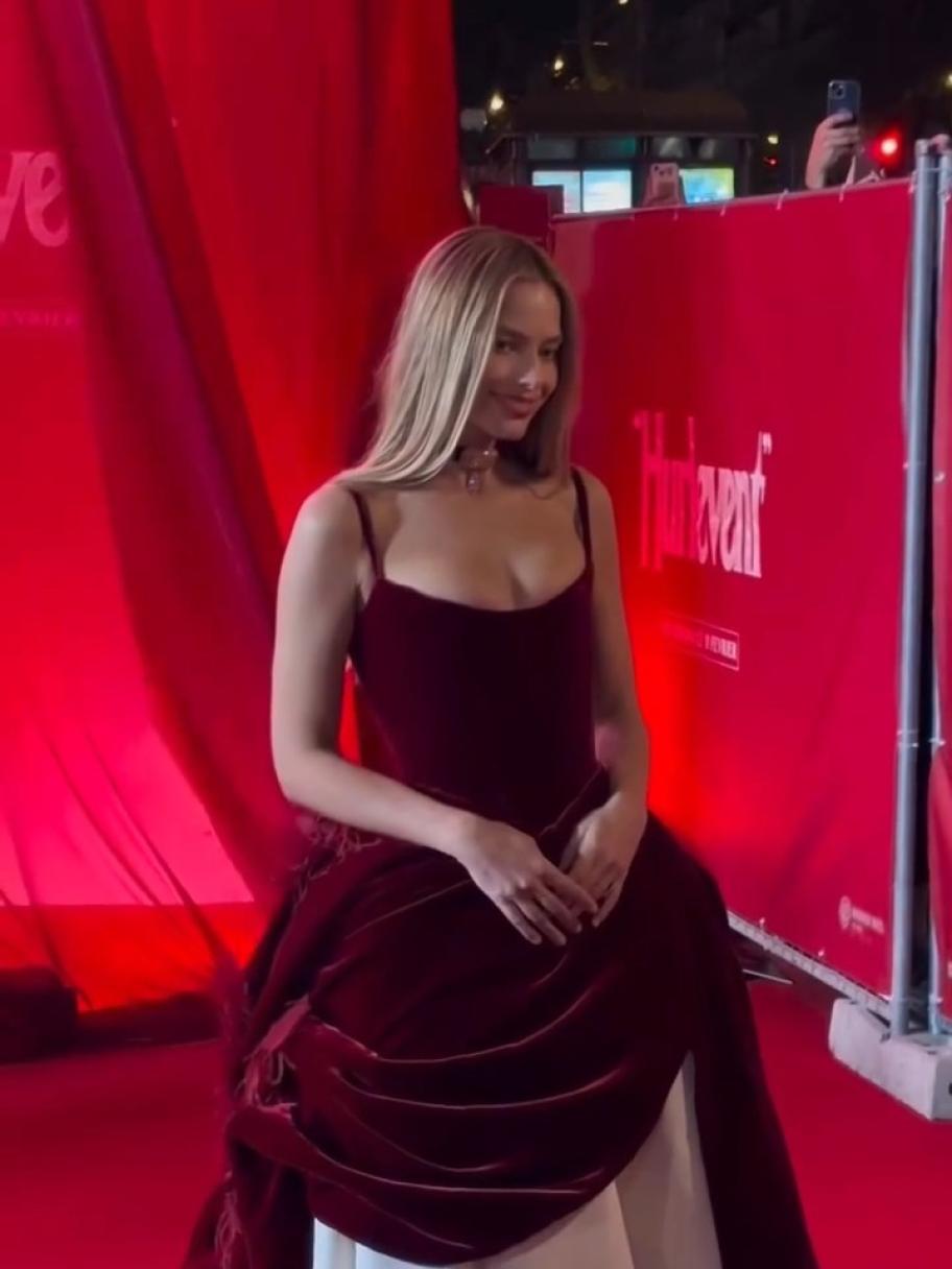 مارغوت روبي بإطلالة مخصصة من شانيل ومجوهرات بوزن 100 قيراط