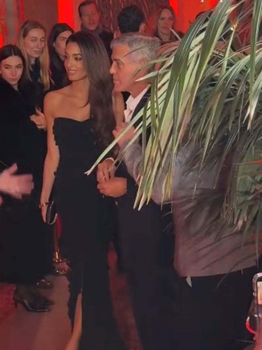 أمل كلوني بفستان أسود Sweetheart وجورج كلوني بأسلوب متناسق