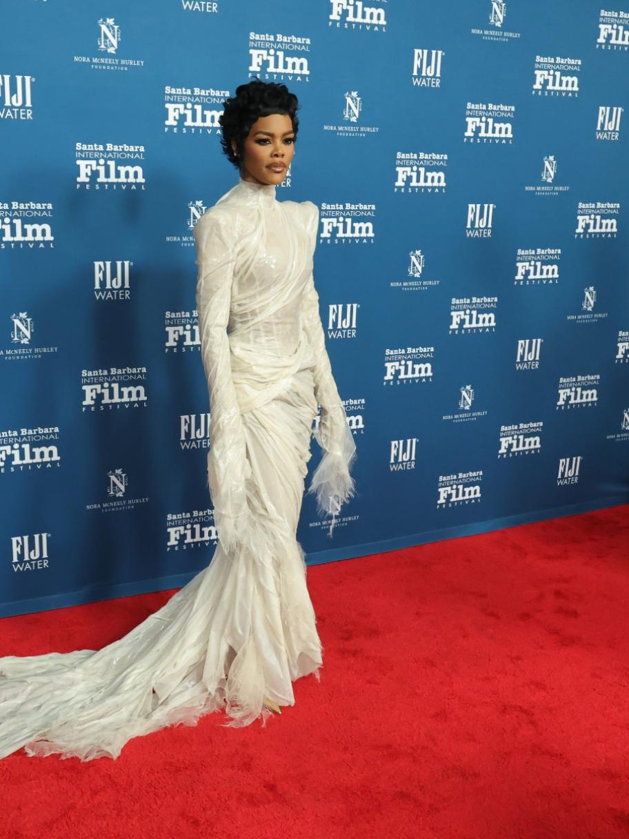 تيانا تايلور بفستان كوتور منحوت بتوقيع سعودي - الصورة من العلامة