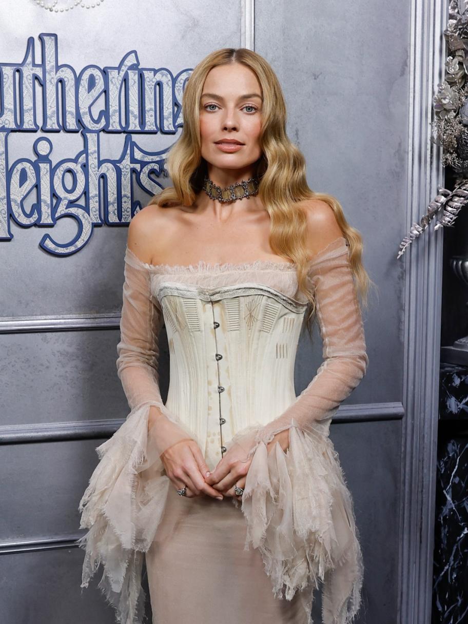 مارغو روبي بإطلالة مستوحاة من الكورسيه الفيكتوري من محمد آشي - الصورة من العلامة