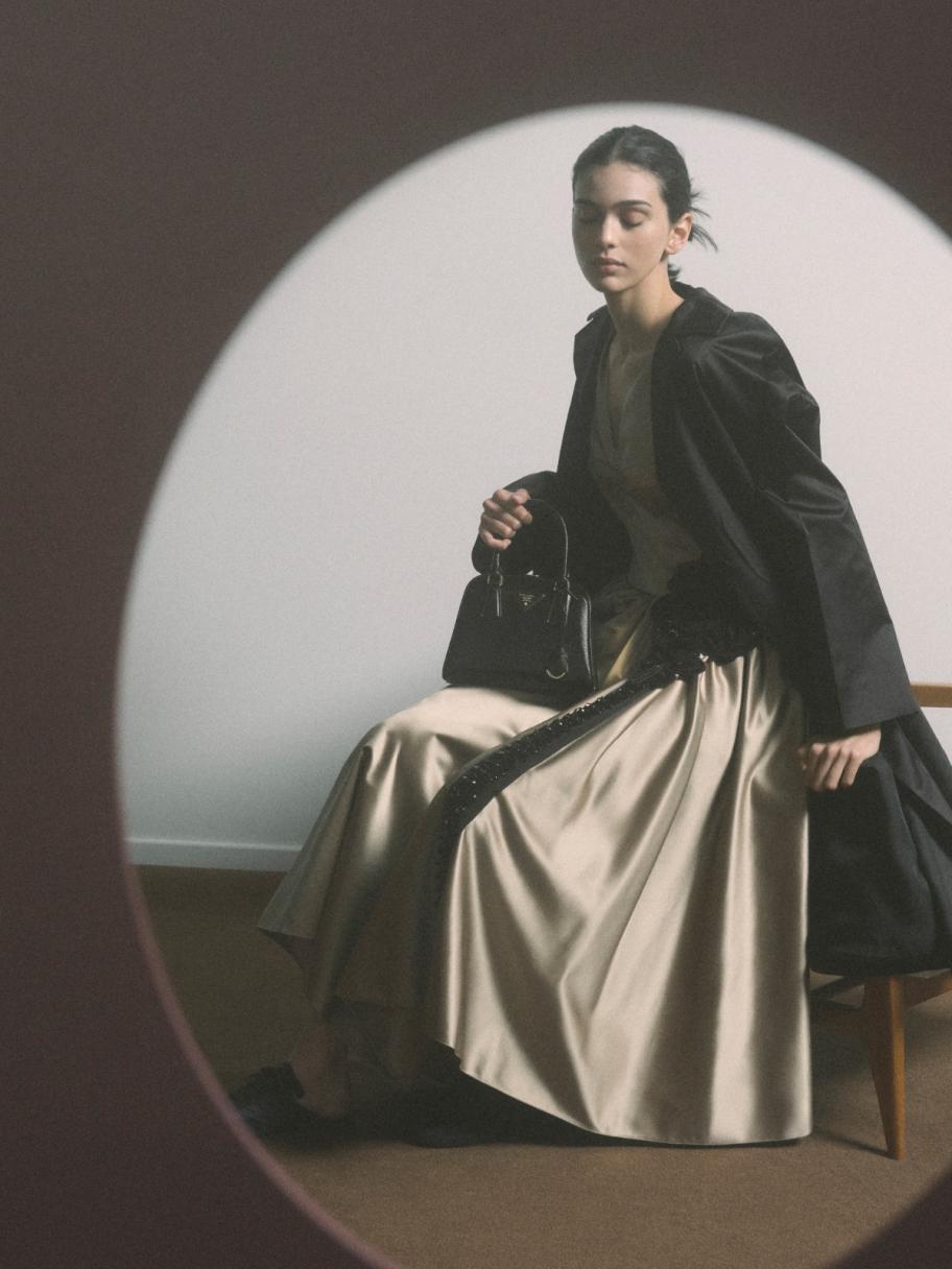 برادا تقدم رؤية معاصرة لأزياء رمضان 2026 - الصورة من العلامة