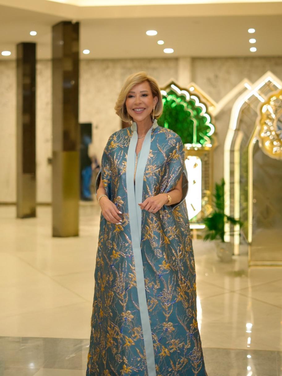القفطان الأزرق والذهبي يميز اطلالة نعمت عون في سحور القصر