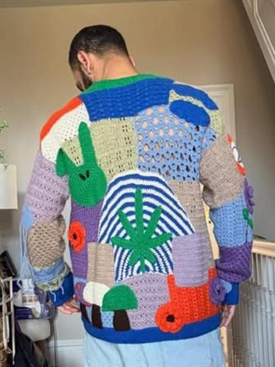 محمد صلاح يلفت الأنظار بكنزة كروشيه بسعر 80 ألف جنيه