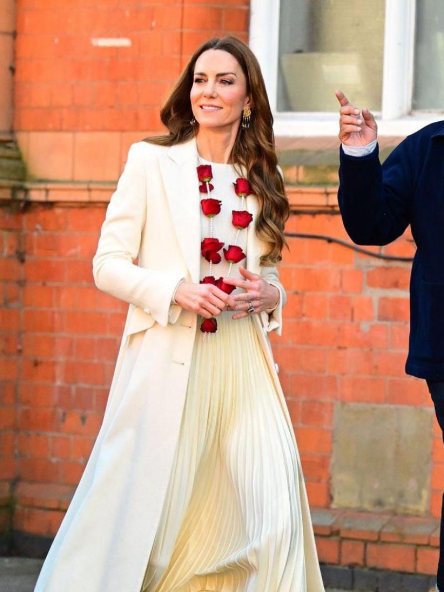 إطلالة تحمل رسالة تفاؤل… الأبيض يزين ظهور كيت ميدلتون 