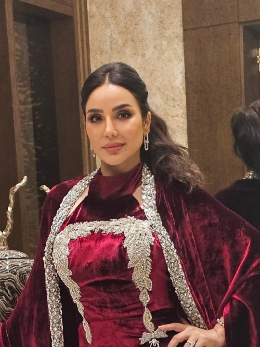 قفطان أحمر مخملي بتفاصيل مطرزة يبرز أناقة لجين عمران