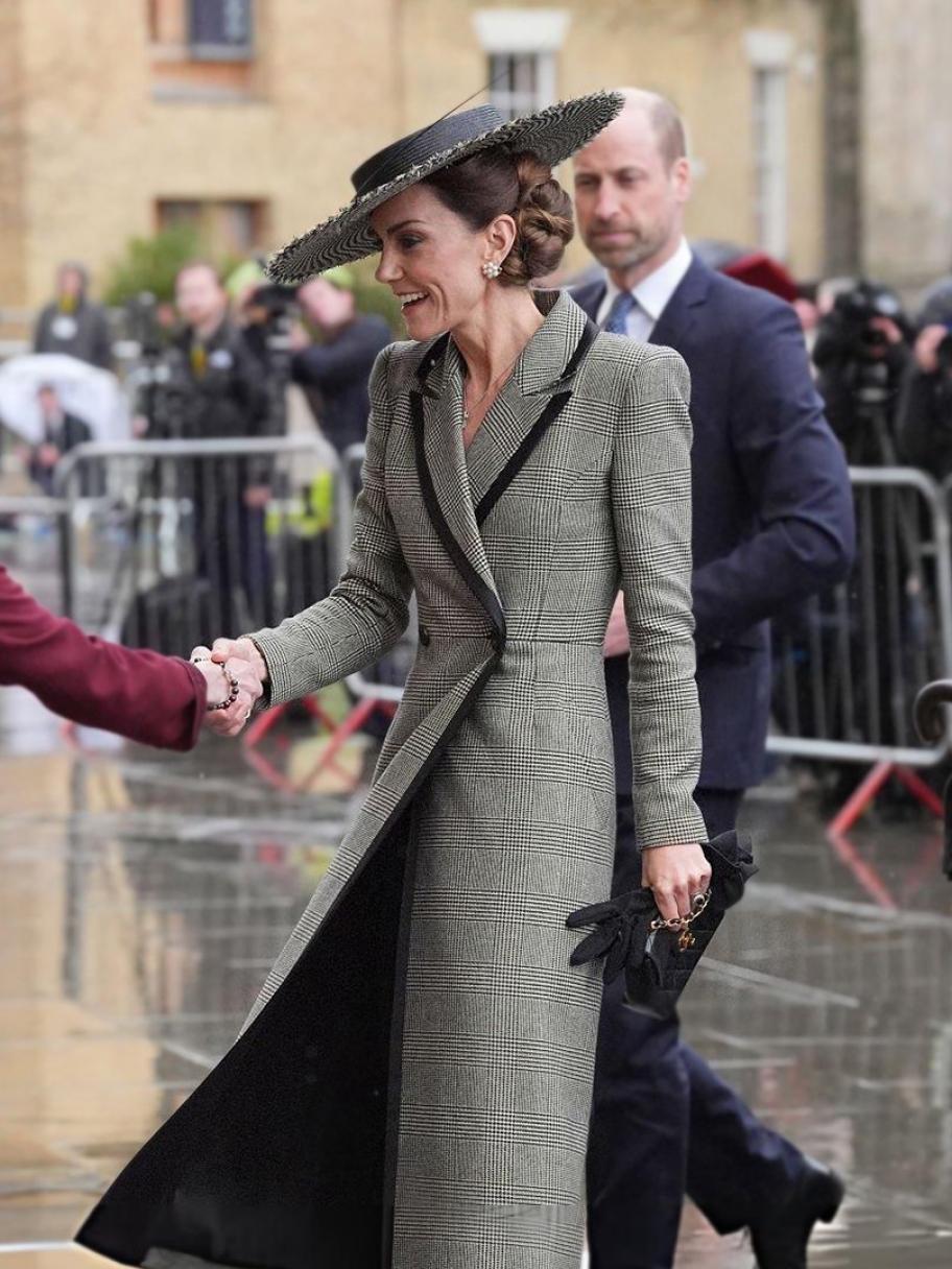 كيت ميدلتون تتألق بنمط Prince of Wales من Suzannah London