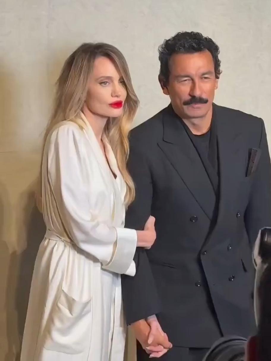 أنجلينا جولي بفستان أبيض وشفاه حمراء جريئة بتوقيع توم فورد