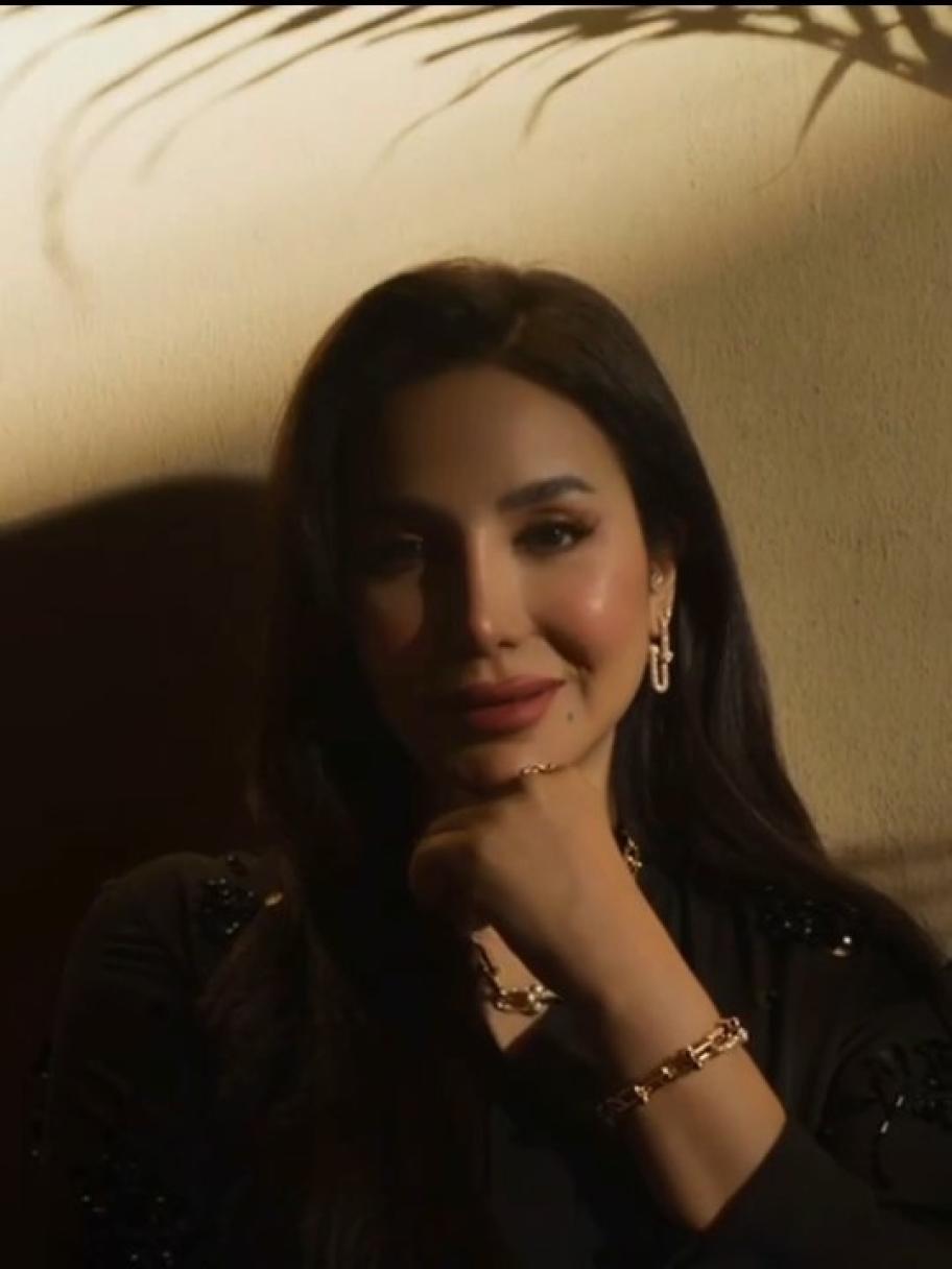 أناقة لجين عمران بالعباية السوداء ومجوهرات تيفاني أند كو. 