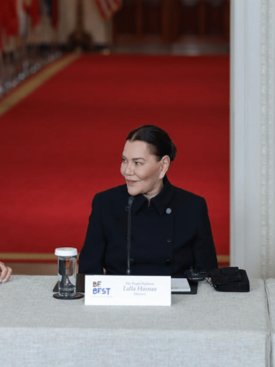 الأميرة للا حسناء تتألق بلوك كلاسيكي أنيق في البيت الأبيض