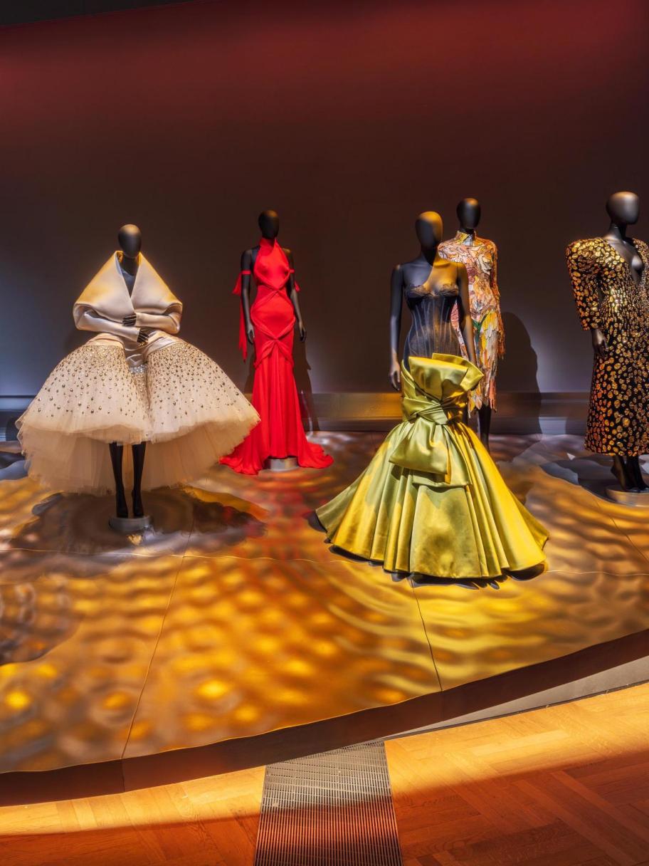 معرض استثنائي يحتفي بإرث سكياباريللي في لندن