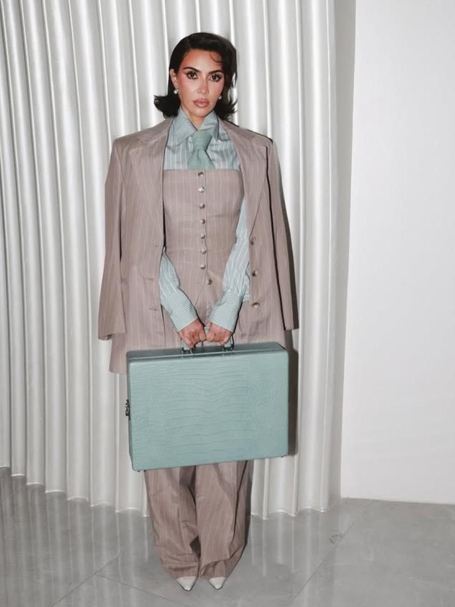 كيم كاردشيان تطرح أزياءها في مزاد لدعم النساء قانونياً